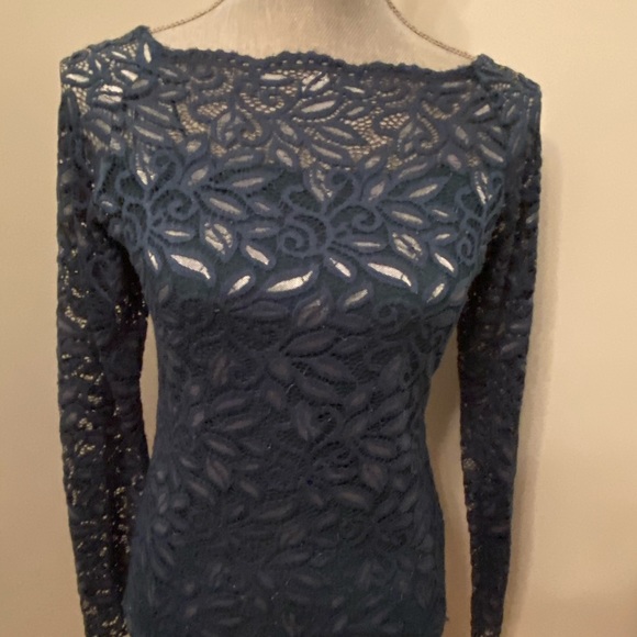 Stretch lace dressy shirt, with floral pattern. - Picture 2 of 3